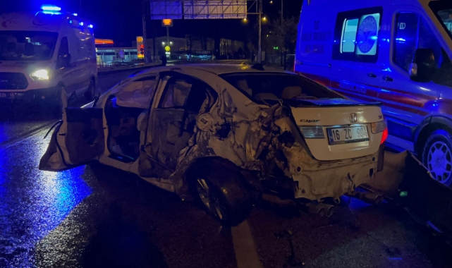 Bursa'da kontrolden çıkan araç bariyerlere çarptı! 5 yaralı