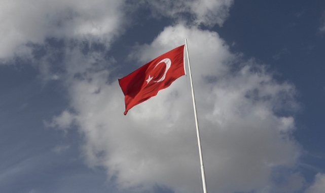 Bursa'da köylüler aralarında para topladı,100. yıla özel 23 metre uzunluğunda bayrak dikti