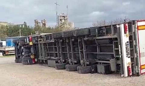 Bursa'da kuvvetli fırtına TIR'ları devirdi