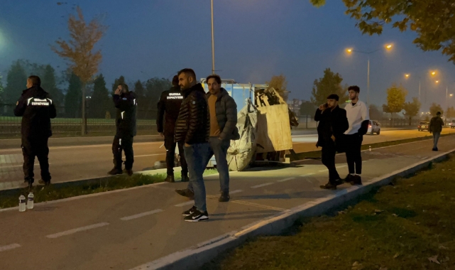 Bursa'da lastiği patlayan kamyonet devrildi