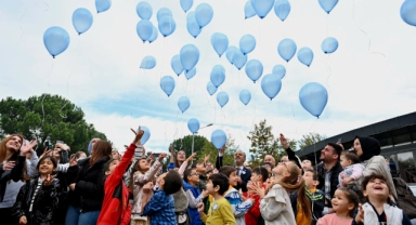 Bursa'da mavi balonlar özgürlük için uçtu