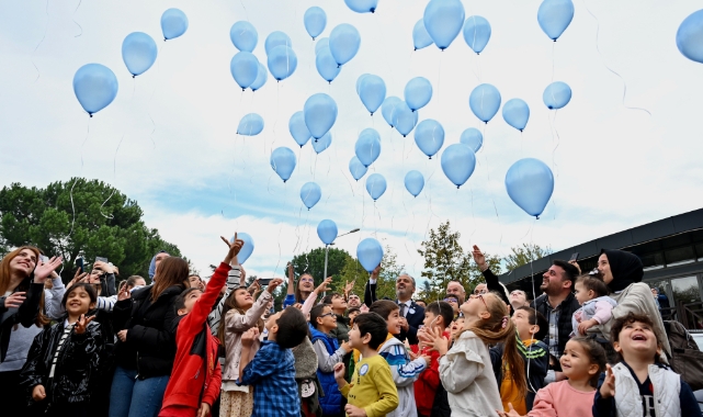 Bursa'da mavi balonlar özgürlük için uçtu