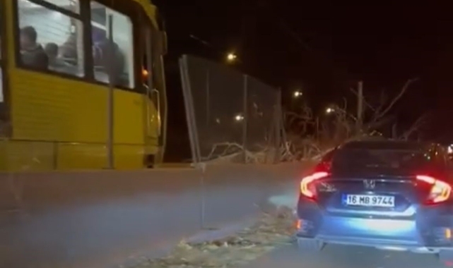 Bursa'da metro raylarına düşen ağaç seferleri durdurdu!