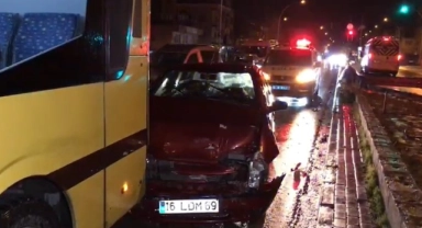 Bursa'da otomobil belediye otobüsüne çarptı!