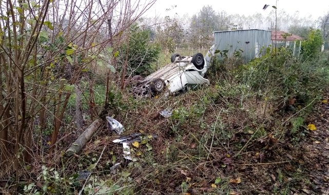 Bursa'da otomobille tarlaya uçan baba oğul ölümden döndü!
