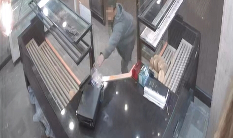 Bursa'da sadaka kutusunu çalan hırsız kameralara takıldı