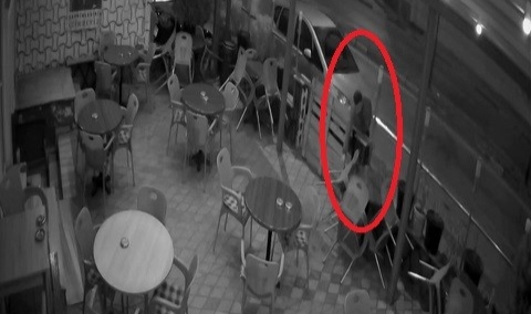 Bursa'da sandalye çalan hırsız kameraya yakalandı