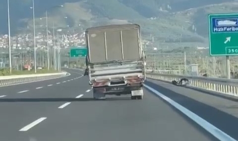 Bursa'da savrulan kamyonet otobanda tehlike saçtı