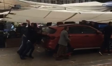 Bursa'da unutulan otomobili böyle kaldırdılar