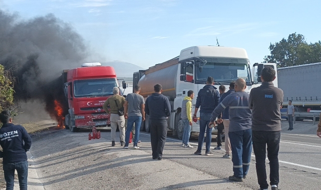Bursa'da yanan kamyonu söndürmek için sürücüler seferber oldu