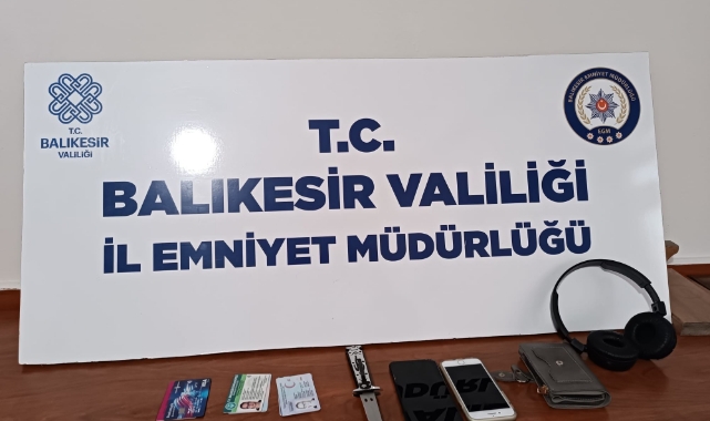 Cadde ortasında bıçak çekip gasp ettiler