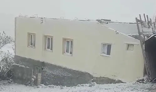 Çankırı'da rüzgara dayanamayan caminin çatısı uçtu