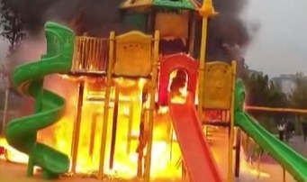 Çocuk oyun parkı alev alev yandı