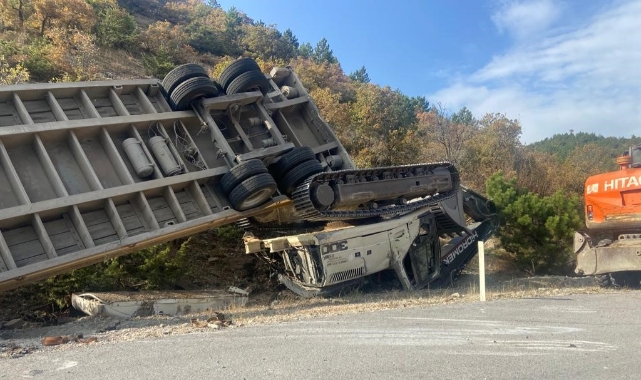 Çorum'da iş makinesi yüklü TIR devrildi: 2 ölü