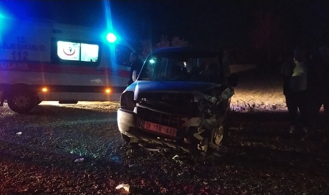 Çorum'da ticari araç ile otomobil kafa kafaya çarpıştı!
