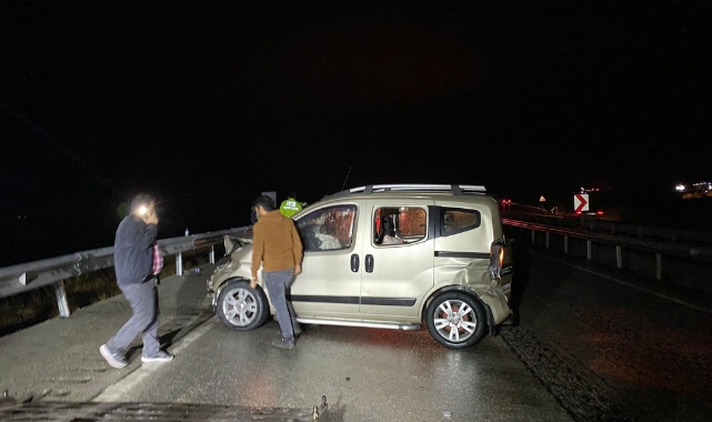 D100'de hafif ticari araç bariyerlere çarptı: 4 yaralı