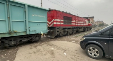 Diyarbakır’da tren kazası: Sürücüsü ölümden döndü