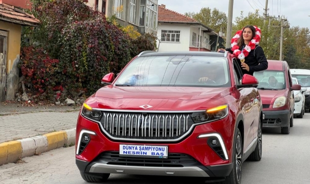 Dünya şampiyonu memleketinde coşkuyla karşılandı