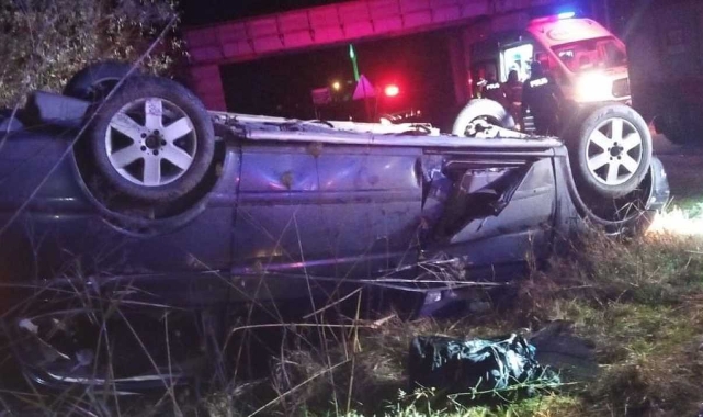 Dur ihtarına uymayan araç devrildi: 17 kaçak göçmen çıktı