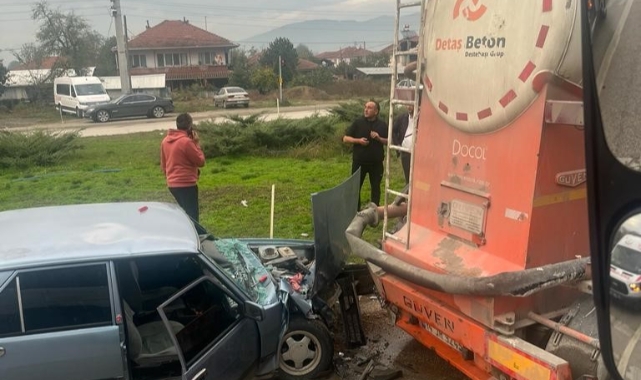 Düzce'de otomobil çekiciye çarptı: 3 yaralı
