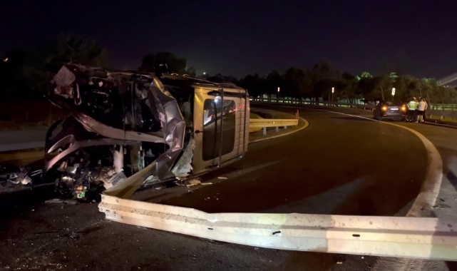 E-5’te araç bariyerlere ok gibi saplandı: 1 yaralı
