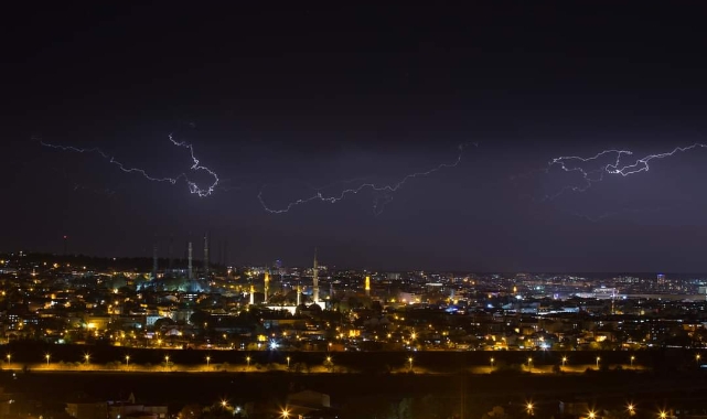 Edirne’de şimşekler geceyi aydınlattı