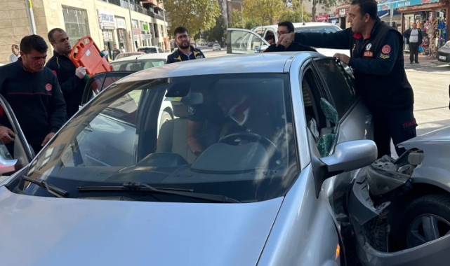 Elazığ’da iki otomobil birbirine girdi! 2 yaralı