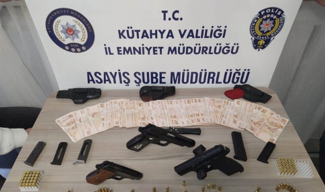Evde 1’i kurusıkı 3 tabanca ele geçirildi