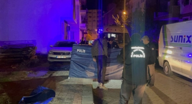 Evinde bıçaklanan genç son nefesini sokak ortasında verdi