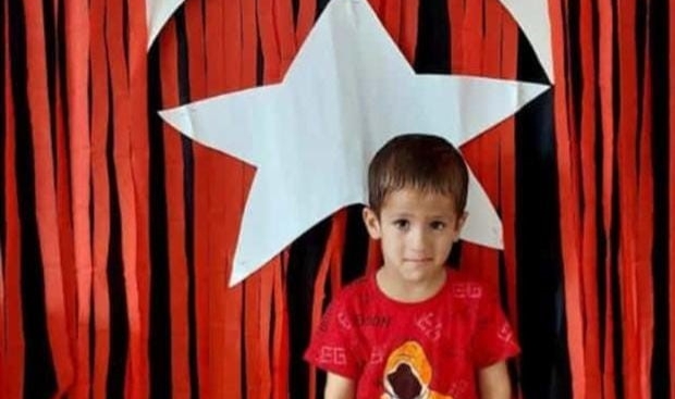 Evinin önünde otomobil çarpan çocuk hayatını kaybetti