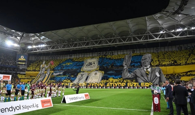 Fenerbahçe tribünlerinden Cumhuriyet'in 100. yılına özel koreografi