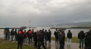 Fotoğraf çektiren 2 genç dalgalara kapılarak kayboldu