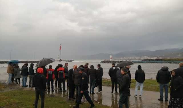 Fotoğraf çektiren 2 genç dalgalara kapılarak kayboldu