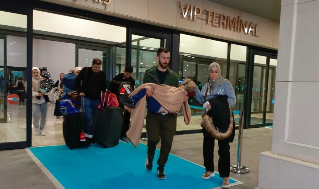 Gazze'den tahliye edilen 87 kişi Türkiye'ye getirildi