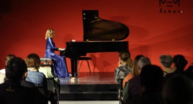 Genç piyanist İdil Naz sahne performansıyla büyüledi
