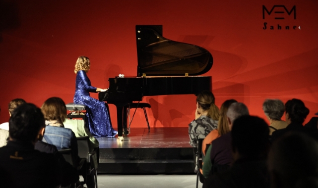 Genç piyanist İdil Naz sahne performansıyla büyüledi