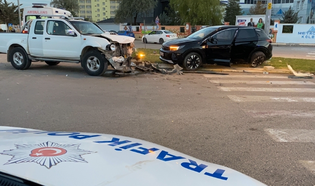 Hafif ticari araç ile otomobil çarpıştı: 1'i çocuk 5 yaralı