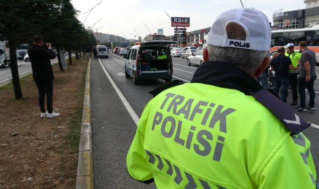 Hafif ticari araç yayalara çarptı: 1’i ağır 2 yaralı