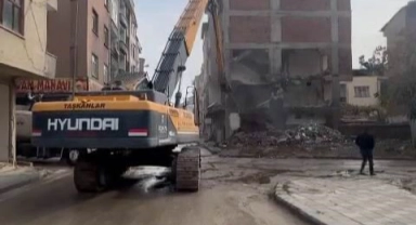 Hasarlı bina korna sesiyle yıkıldı!