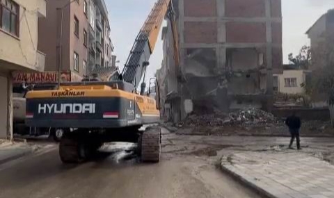 Hasarlı bina korna sesiyle yıkıldı!
