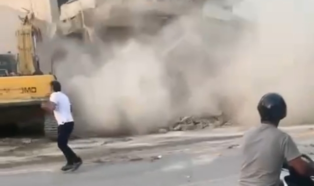 Hatay'da kontrollü yıkım sırasında bina çöktü
