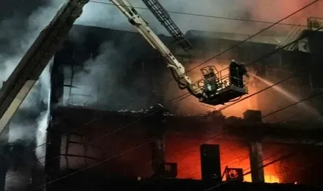 Hindistan’da bina alev alev yandı: 9 ölü