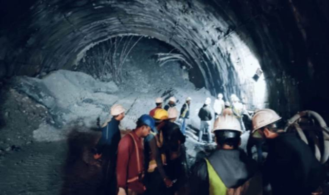 Hindistan'da tünel çöktü: 40 işçi mahsur kaldı