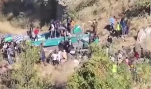 Hindistan’da yolcu otobüsü şarampole yuvarlandı!