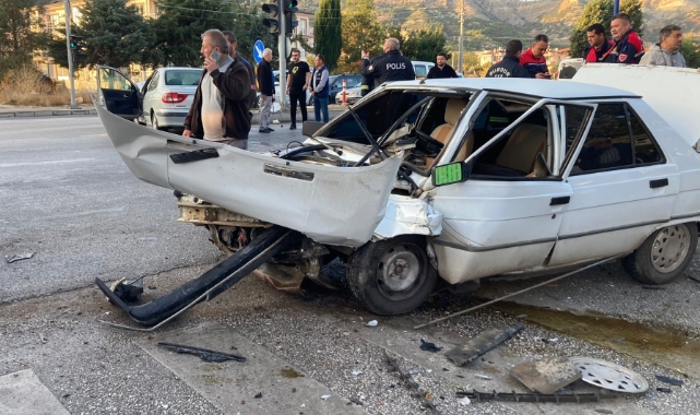 İki otomobil çarpıştı: 3 yaralı
