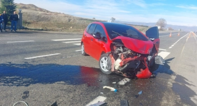 İki otomobilin çarpışması sonucu 4 kişi yaralandı