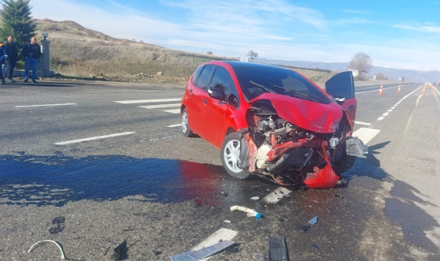 İki otomobilin çarpışması sonucu 4 kişi yaralandı