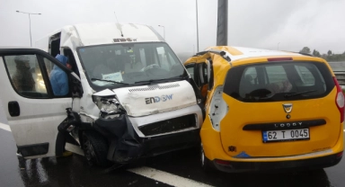 İşçi servisi ile ticari taksi çarpıştı: 13 yaralı