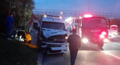 İşçi servisi, otomobile çarptı: 14 yaralı