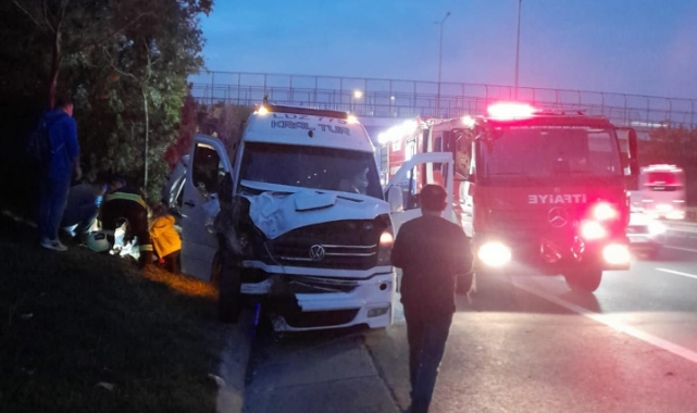 İşçi servisi, otomobile çarptı: 14 yaralı